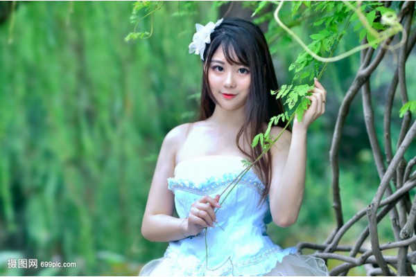 thick! Not long after going out, Fu Muzhen was planning to take Lu Nong to the mall for a walk when she heard someone shouting Lu Nong behind her.